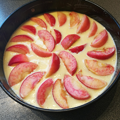 Mormors Eplekake Ingredienser: 2 Egg 1 ½ dl Sukker 3 ss Margarin (smeltet) 1 ½ dl Melk 3 dl Hvetemel 1 ½ ts Bakepulver 2 Epler (i biter) Sukker og kanel https://heidisboble.no/ @heidisboble