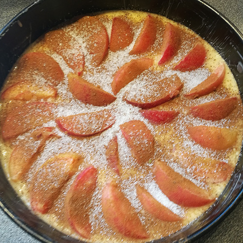 Mormors Eplekake Ingredienser: 2 Egg 1 ½ dl Sukker 3 ss Margarin (smeltet) 1 ½ dl Melk 3 dl Hvetemel 1 ½ ts Bakepulver 2 Epler (i biter) Sukker og kanel