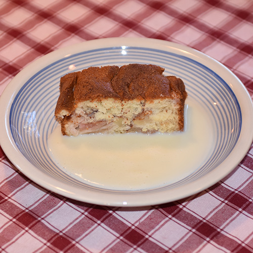 Mormors Eplekake Ingredienser: 2 Egg 1 ½ dl Sukker 3 ss Margarin (smeltet) 1 ½ dl Melk 3 dl Hvetemel 1 ½ ts Bakepulver 2 Epler (i biter) Sukker og kanel