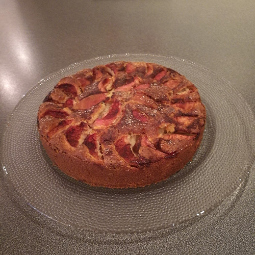 Mormors Eplekake Ingredienser: 2 Egg 1 ½ dl Sukker 3 ss Margarin (smeltet) 1 ½ dl Melk 3 dl Hvetemel 1 ½ ts Bakepulver 2 Epler (i biter) Sukker og kanel