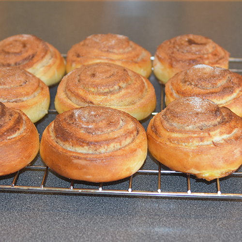 Skillingsboller etter oppskrift fra Baker Brun Ingredienser 6 dl Melk 150 g Smør 1 pk Gjær 1 kg Hvetemel 1½ dl Sukker 1 Egg