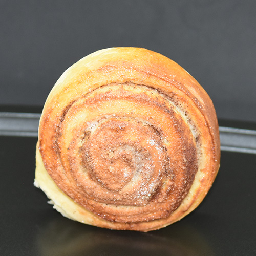 Skillingsboller etter oppskrift fra Baker Brun Ingredienser 6 dl Melk 150 g Smør 1 pk Gjær 1 kg Hvetemel 1½ dl Sukker 1 Egg