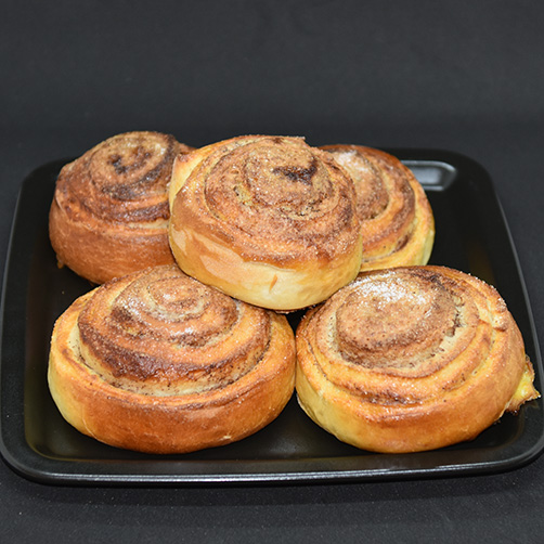 Skillingsboller etter oppskrift fra Baker Brun Ingredienser 6 dl Melk 150 g Smør 1 pk Gjær 1 kg Hvetemel 1½ dl Sukker 1 Egg