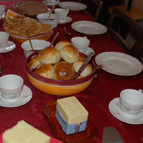 Boller etter oppskrift fra Baker Brun Ingredienser 6 dl Melk 150 g Smør 1 pk Gjær 1 kg Hvetemel 1½ dl Sukker 1 Egg