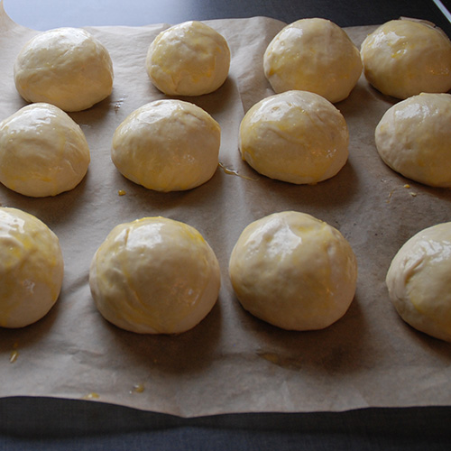 Boller etter oppskrift fra Baker Brun Ingredienser 6 dl Melk 150 g Smør 1 pk Gjær 1 kg Hvetemel 1½ dl Sukker 1 Egg