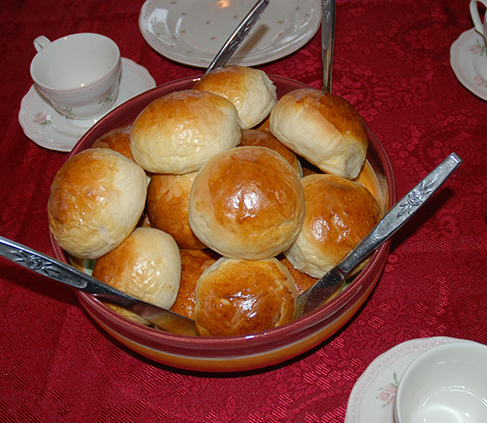 Boller etter oppskrift fra Baker Brun Ingredienser 6 dl Melk 150 g Smør 1 pk Gjær 1 kg Hvetemel 1½ dl Sukker 1 Egg