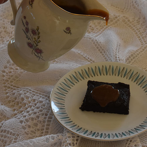 Karamellsaus Ingredienser: 150 g Sukker 40 g Vann 3 dl Kremfløte 1 ts Vaniljesukker Salt