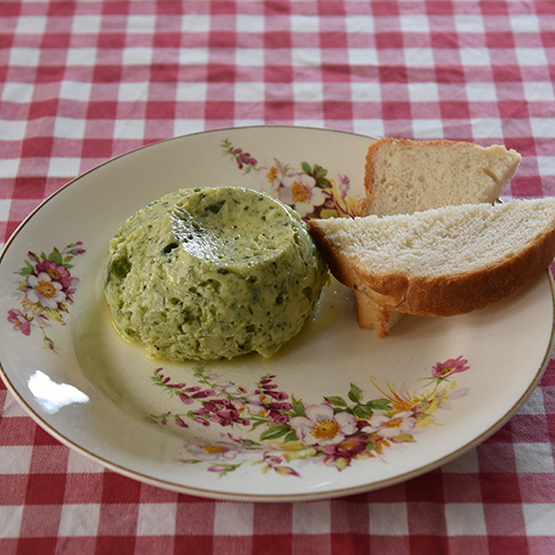 Flan di broccoli - "Brokkolisuffle" Ingredienser: 12 Pastaplater 800 g Brokkoli 1 Løk ½ Purre 1 ss Smør 180 g Hvit ost (revet) 50 g Parmesan 5 dl Melk 3 Egg (skilte) 2 ss Hvetemel 1 ts Salt (pepper)