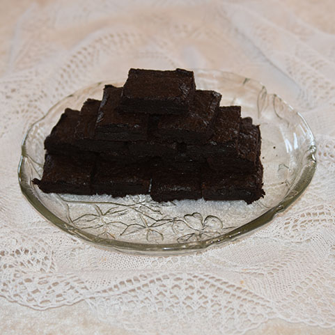 Brownies etter oppskrift fra Baker Brun Ingredienser: 3 dl Sukker 4 ss Kakaopulver 1 ½ dl Hvetemel 1 ts Vaniljesukker ½ ts Salt 150 g Smør (smeltet, og avkjølt) 2 Egg