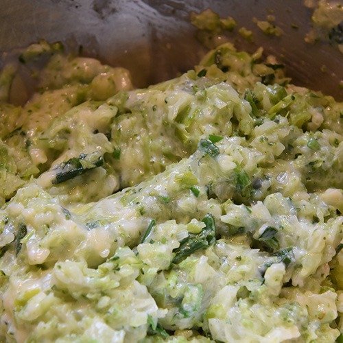 Canneloni ai broccoli – Canneloni med brokkoli Ingredienser: 12 Pastaplater 800 g Brokkoli 1 Løk ½ Purre 1 ss Smør 180 g Hvit ost (revet) 40 g Parmesan 5 dl Melk 2 ss Hvetemel 1 ts Salt (pepper)