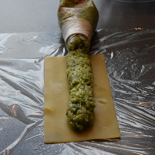 Canneloni ai broccoli – Canneloni med brokkoli Ingredienser: 12 Pastaplater 800 g Brokkoli 1 Løk ½ Purre 1 ss Smør 180 g Hvit ost (revet) 40 g Parmesan 5 dl Melk 2 ss Hvetemel 1 ts Salt (pepper)