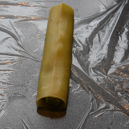 Canneloni ai broccoli – Canneloni med brokkoli Ingredienser: 12 Pastaplater 800 g Brokkoli 1 Løk ½ Purre 1 ss Smør 180 g Hvit ost (revet) 40 g Parmesan 5 dl Melk 2 ss Hvetemel 1 ts Salt (pepper)