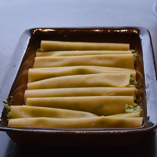 Canneloni ai broccoli – Canneloni med brokkoli Ingredienser: 12 Pastaplater 800 g Brokkoli 1 Løk ½ Purre 1 ss Smør 180 g Hvit ost (revet) 40 g Parmesan 5 dl Melk 2 ss Hvetemel 1 ts Salt (pepper)