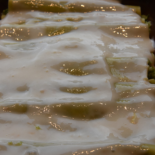 Canneloni ai broccoli – Canneloni med brokkoli Ingredienser: 12 Pastaplater 800 g Brokkoli 1 Løk ½ Purre 1 ss Smør 180 g Hvit ost (revet) 40 g Parmesan 5 dl Melk 2 ss Hvetemel 1 ts Salt (pepper)