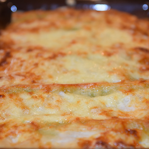 Canneloni ai broccoli – Canneloni med brokkoli Ingredienser: 12 Pastaplater 800 g Brokkoli 1 Løk ½ Purre 1 ss Smør 180 g Hvit ost (revet) 40 g Parmesan 5 dl Melk 2 ss Hvetemel 1 ts Salt (pepper)