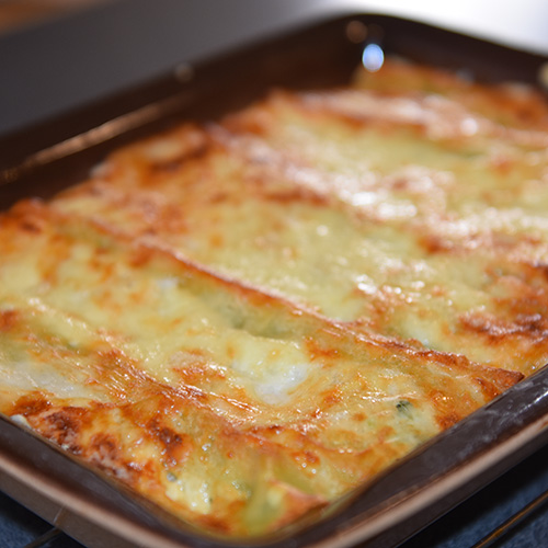 Canneloni ai broccoli – Canneloni med brokkoli Ingredienser: 12 Pastaplater 800 g Brokkoli 1 Løk ½ Purre 1 ss Smør 180 g Hvit ost (revet) 40 g Parmesan 5 dl Melk 2 ss Hvetemel 1 ts Salt (pepper)