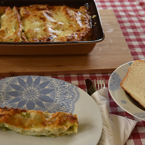 Canneloni ai broccoli – Canneloni med brokkoli Ingredienser: 12 Pastaplater 800 g Brokkoli 1 Løk ½ Purre 1 ss Smør 180 g Hvit ost (revet) 40 g Parmesan 5 dl Melk 2 ss Hvetemel 1 ts Salt (pepper)
