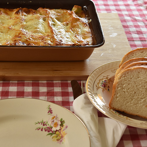 Canneloni ai broccoli – Canneloni med brokkoli Ingredienser: 12 Pastaplater 800 g Brokkoli 1 Løk ½ Purre 1 ss Smør 180 g Hvit ost (revet) 40 g Parmesan 5 dl Melk 2 ss Hvetemel 1 ts Salt (pepper)