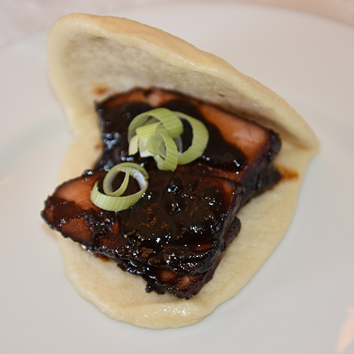 Char Sui – Ovnsstekt svinefillet Ingredienser 700 g Svinefilet 4 fedd Hvitløk (finhakket) 3 cm Ingefær (skrelt og finhakket) 4 ss Ketchup 4 ss Hoisin saus 2 ½ ss Sukker (brunt) 2 ss Soya saus (mørk) 2 ss Soyasaus (søt) 2 ss Eddik (sushi) 2 ss Olje (nøytral)