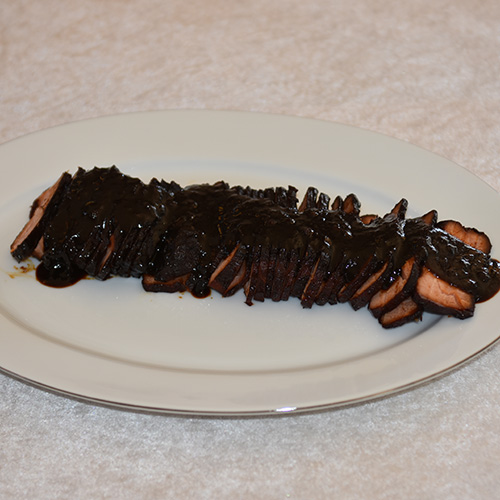 Char Sui – Ovnsstekt svinefillet Ingredienser 700 g Svinefilet 4 fedd Hvitløk (finhakket) 3 cm Ingefær (skrelt og finhakket) 4 ss Ketchup 4 ss Hoisin saus 2 ½ ss Sukker (brunt) 2 ss Soya saus (mørk) 2 ss Soyasaus (søt) 2 ss Eddik (sushi) 2 ss Olje (nøytral)