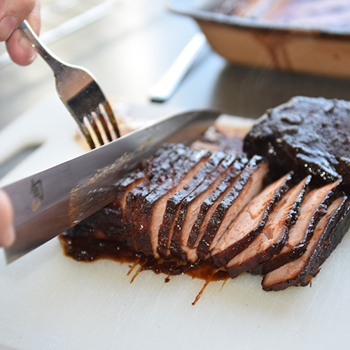 Char Sui – Ovnsstekt svinefillet Ingredienser 700 g Svinefilet 4 fedd Hvitløk (finhakket) 3 cm Ingefær (skrelt og finhakket) 4 ss Ketchup 4 ss Hoisin saus 2 ½ ss Sukker (brunt) 2 ss Soya saus (mørk) 2 ss Soyasaus (søt) 2 ss Eddik (sushi) 2 ss Olje (nøytral)