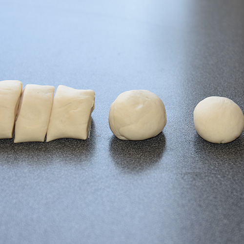 Dampede buns Ingredienser 1 ts Tørrgjær 500 g Hvetemel 1 ½ ss Sukker ½ ts Salt 2 dl Vann ½ dl Melk 1 ss Olje 1 ss Eddik (sushi 1 ts Bakepulver