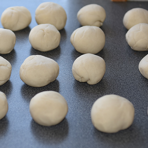 Dampede buns Ingredienser 1 ts Tørrgjær 500 g Hvetemel 1 ½ ss Sukker ½ ts Salt 2 dl Vann ½ dl Melk 1 ss Olje 1 ss Eddik (sushi 1 ts Bakepulver