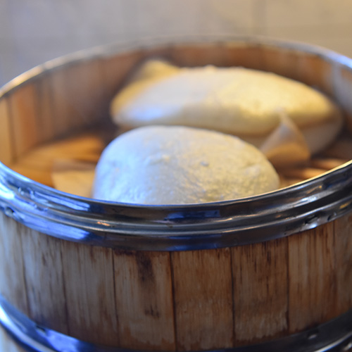 Dampede buns Ingredienser 1 ts Tørrgjær 500 g Hvetemel 1 ½ ss Sukker ½ ts Salt 2 dl Vann ½ dl Melk 1 ss Olje 1 ss Eddik (sushi 1 ts Bakepulver