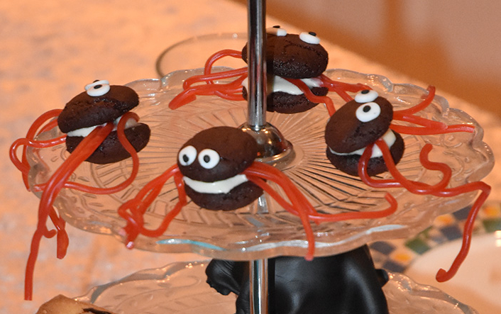 Edderkoppkjeks Ingredienser 50 g Margarin 100 g Kokesjokolade (mørk) 2 ss Kaffe (sterk, utblandet) 3 ss Sirup (lys) 1 Egg 2½ dl Hvetemel 2½ dl Melis 5 ss Kakao 1½ ts Bakepulver ¼ ts Salt