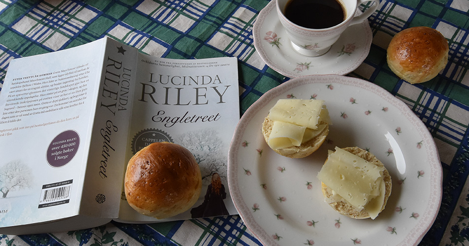 Riley, Lucinda (2016) «Engletreet» Cappelen Damm og Havreboller etter oppskrift fra Baker Brun Ingredienser 6 dl Melk 150 g Smør 1 pk Gjær 750 g Hvetemel 250 g Havremel 1½ dl Sukker 1 Egg Havregryn