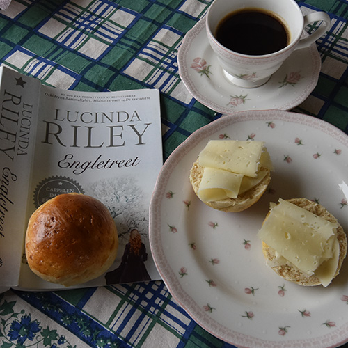 Riley, Lucinda (2016) «Engletreet» Cappelen Damm og Havreboller etter oppskrift fra Baker Brun Ingredienser 6 dl Melk 150 g Smør 1 pk Gjær 750 g Hvetemel 250 g Havremel 1½ dl Sukker 1 Egg Havregryn