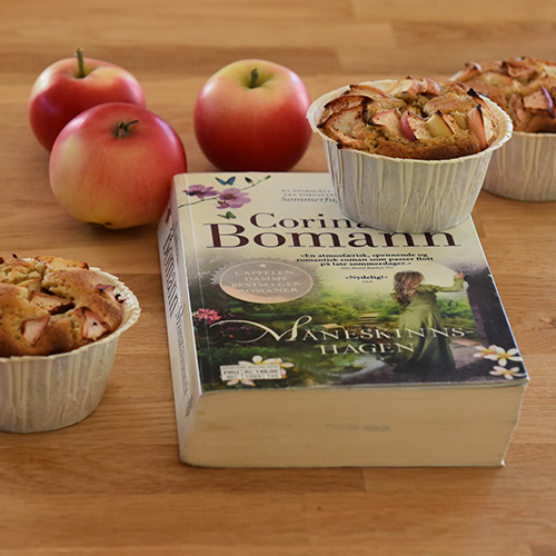 Bomann, Corina (2016), «Måneskinshagen», Cappelen Damm og Baker Bruns Glutenfrie eplemuffins Ingredienser 100 g Smør 130 g Sukker 2 Egg 170 g Glutenfritt mel 1 ½ ts Bakepulver 2 klyper Salt 2 ts Vaniljesukker 2 Epler (skrelte og delt i tynne skive) 2 ts Kanel (malt) 1 ss Sukker Muffinsformer
