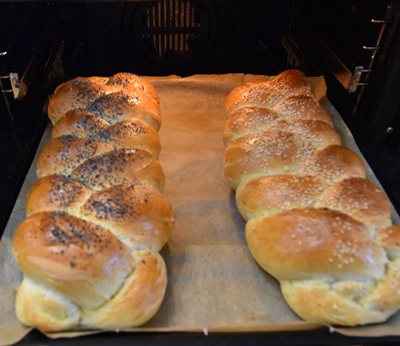 Fletteloff etter oppskrift fra Baker Brun Ingredienser 6 ½ Melk 1 pk Gjær 1 kg Hvetemel 1 ts Sukker 1 ts Salt 1 Egg 100 g Smør Egg (til pensling) Valmuefrø, sesamfrø