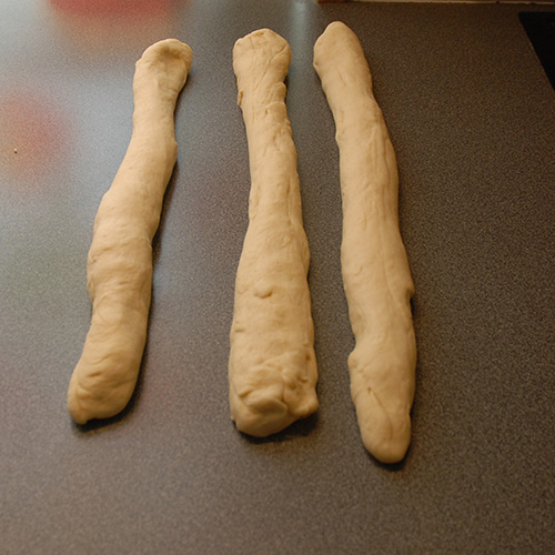 Fletteloff etter oppskrift fra Baker Brun Ingredienser 6 ½ Melk 1 pk Gjær 1 kg Hvetemel 1 ts Sukker 1 ts Salt 1 Egg 100 g Smør Egg (til pensling) Valmuefrø, sesamfrø