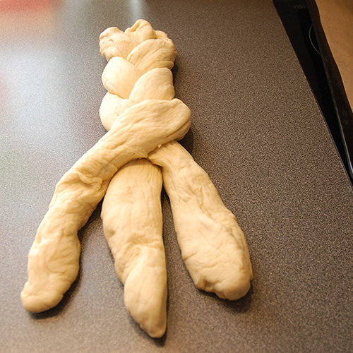 Fletteloff etter oppskrift fra Baker Brun Ingredienser 6 ½ Melk 1 pk Gjær 1 kg Hvetemel 1 ts Sukker 1 ts Salt 1 Egg 100 g Smør Egg (til pensling) Valmuefrø, sesamfrø