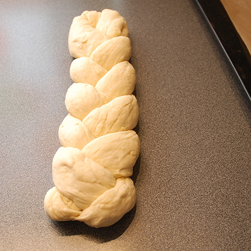 Fletteloff etter oppskrift fra Baker Brun Ingredienser 6 ½ Melk 1 pk Gjær 1 kg Hvetemel 1 ts Sukker 1 ts Salt 1 Egg 100 g Smør Egg (til pensling) Valmuefrø, sesamfrø