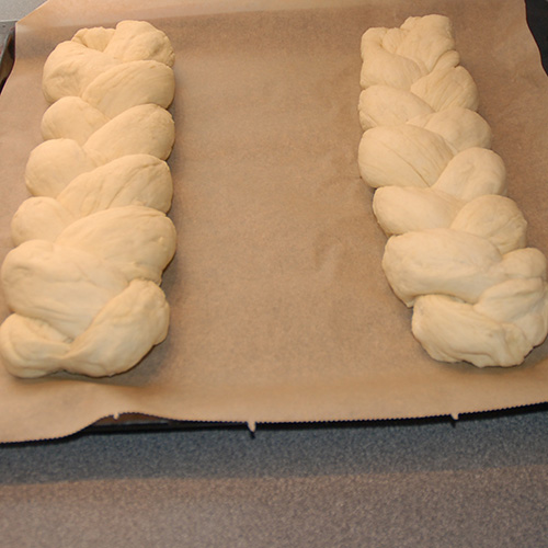 Fletteloff etter oppskrift fra Baker Brun Ingredienser 6 ½ Melk 1 pk Gjær 1 kg Hvetemel 1 ts Sukker 1 ts Salt 1 Egg 100 g Smør Egg (til pensling) Valmuefrø, sesamfrø