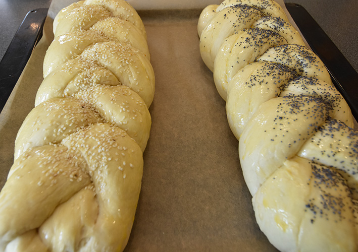 Fletteloff etter oppskrift fra Baker Brun Ingredienser 6 ½ Melk 1 pk Gjær 1 kg Hvetemel 1 ts Sukker 1 ts Salt 1 Egg 100 g Smør Egg (til pensling) Valmuefrø, sesamfrø