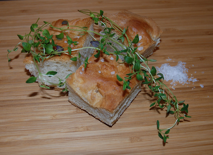 Focacica etter oppskrift fra Baker Brun Ingredienser 10 dl Hvetemel 1 pk Tørrgjær 5 dl Vann (fingervarmt) ½ ts Salt 1 ts Sukker 2 ss Olivenolje Flaksalt, oliven, olivenolje