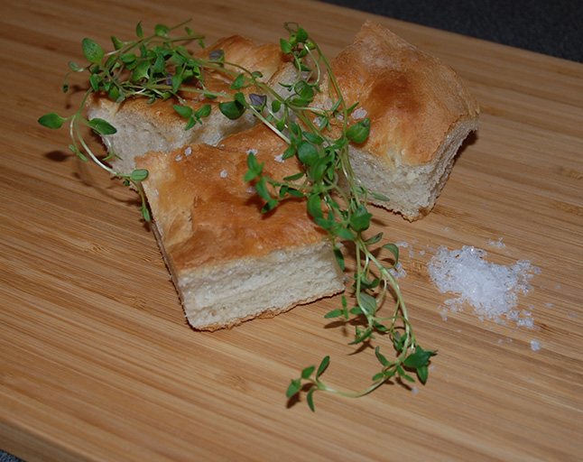 Focacica etter oppskrift fra Baker Brun Ingredienser 10 dl Hvetemel 1 pk Tørrgjær 5 dl Vann (fingervarmt) ½ ts Salt 1 ts Sukker 2 ss Olivenolje Flaksalt, oliven, olivenolje