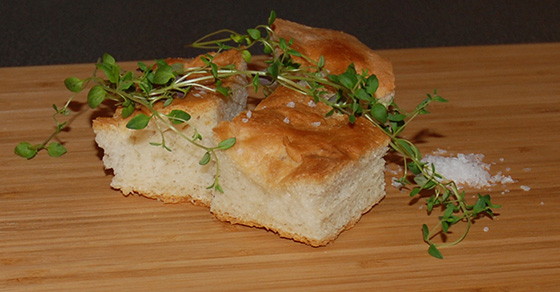 Focacica etter oppskrift fra Baker Brun Ingredienser 10 dl Hvetemel 1 pk Tørrgjær 5 dl Vann (fingervarmt) ½ ts Salt 1 ts Sukker 2 ss Olivenolje Flaksalt, oliven, olivenolje