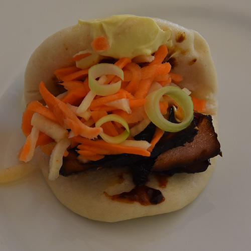 Char Sui – Ovnsstekt svinefillet Ingredienser 700 g Svinefilet 4 fedd Hvitløk (finhakket) 3 cm Ingefær (skrelt og finhakket) 4 ss Ketchup 4 ss Hoisin saus 2 ½ ss Sukker (brunt) 2 ss Soya saus (mørk) 2 ss Soyasaus (søt) 2 ss Eddik (sushi) 2 ss Olje (nøytral)