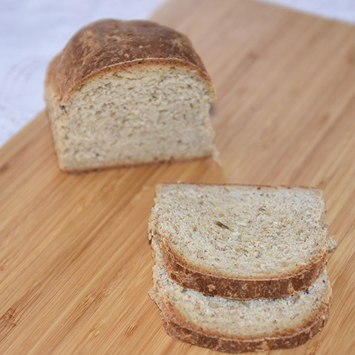 Grovt brød med sirup etter oppskrift fra Baker Brun (side 20-21) Ingredienser: Fordeig: 500 g Sammalt rug, grovt 100 g Sammalt rug, fint 100 g Siktet rugmel 35 g Salt 1,2 l Vann (romtemperert) Hoveddeig: 1½ kg Hvetemel 1½ dl Sirup (mørk) 100 g Margarin 1 pk Gjær Smeltet smør og vann til pensling
