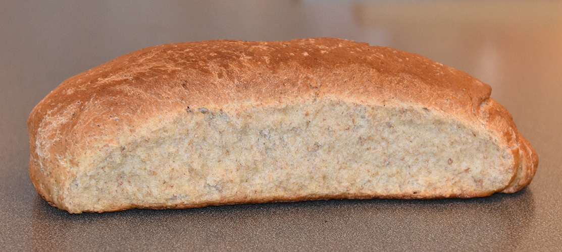 Grovt brød med sirup etter oppskrift fra Baker Brun (side 20-21) Ingredienser: Fordeig: 500 g Sammalt rug, grovt 100 g Sammalt rug, fint 100 g Siktet rugmel 35 g Salt 1,2 l Vann (romtemperert) Hoveddeig: 1½ kg Hvetemel 1½ dl Sirup (mørk) 100 g Margarin 1 pk Gjær Smeltet smør og vann til pensling med sirup etter oppskrift fra Baker Brun (side 20-21) Ingredienser: Fordeig: 500 g Sammalt rug, grovt 100 g Sammalt rug, fint 100 g Siktet rugmel 35 g Salt 1,2 l Vann (romtemperert) Hoveddeig: 1½ kg Hvetemel 1½ dl Sirup (mørk) 100 g Margarin 1 pk Gjær Smeltet smør og vann til pensling