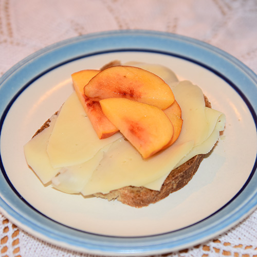 Grovt brød med sirup etter oppskrift fra Baker Brun (side 20-21) Ingredienser: Fordeig: 500 g Sammalt rug, grovt 100 g Sammalt rug, fint 100 g Siktet rugmel 35 g Salt 1,2 l Vann (romtemperert) Hoveddeig: 1½ kg Hvetemel 1½ dl Sirup (mørk) 100 g Margarin 1 pk Gjær Smeltet smør og vann til pensling