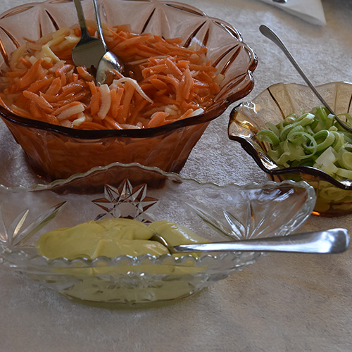 Gulrot- og kålrabisalat, Ingredienser 3 Gulrøtter ¼ Kålrabi 2 ½ dl Vann 3 ss Eddik (sushi) 3 ss Sukker 2 ss Havsalt