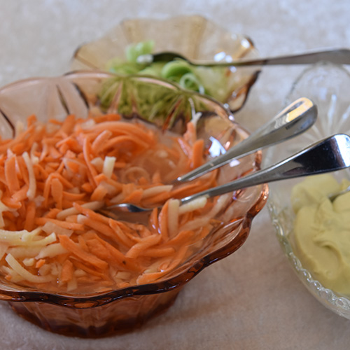 Gulrot- og kålrabisalat, Ingredienser 3 Gulrøtter ¼ Kålrabi 2 ½ dl Vann 3 ss Eddik (sushi) 3 ss Sukker 2 ss Havsalt