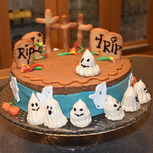Kirkegårsdskake til Halloween (sjokoladekake med sjokolademousse) Ingredienser – Kakebunnen: 2 dl Hvetemel 2¼ dl Sukker ¾ dl Kakao 1 ts Natron ½ ts Bakepulver ½ ts Salt ½ dl Olje (vegetabilsk) 1 Egg 1¼ dl Rømme 1 ts Vaniljesukker 1 ¼ dl Kaffe (kald) Marsipan, konditorfarge Lakrissnører Ingredienser – Sjokolademousse: 3 plater Gelatin 150 g Kokesjokolade 4 ss Kaffe (sterk) 3 ss Sukker 2 Egg (delte) 3 dl Kremfløte