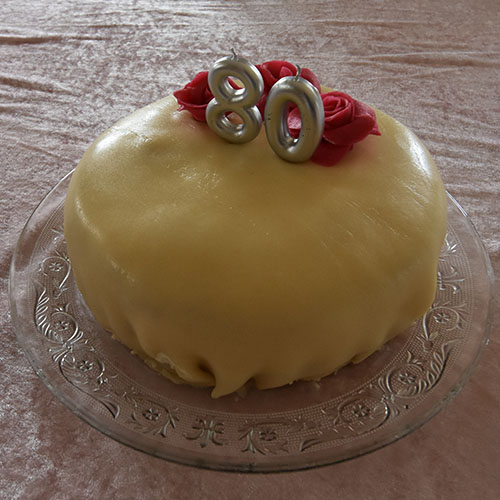 Hvit dame Ingredienser: Kakebunn: 4 Egg 2 dl Sukker 1 dl Hvetemel 1 dl Potetmel 1 ts Bakepulver Makronbunn: 3 Eggehviter 125 g Melis 125 g Hasselnøtter (eller mandler