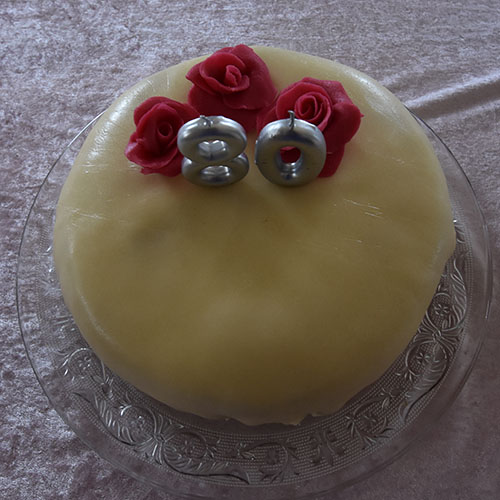 Hvit dame Ingredienser: Kakebunn: 4 Egg 2 dl Sukker 1 dl Hvetemel 1 dl Potetmel 1 ts Bakepulver Makronbunn: 3 Eggehviter 125 g Melis 125 g Hasselnøtter (eller mandler